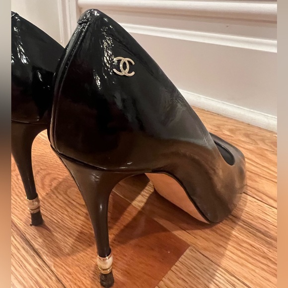CHANEL PATENT LEATHER PEARL EMBELLISHED HEEL - Picture 4 of 12